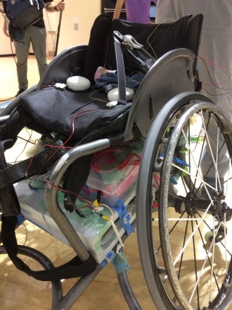 競技用車椅子に組み込まれた脳波計測機器