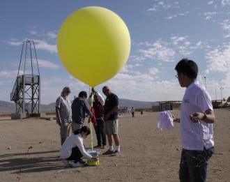 係留気球による通信機性能取得試験の様子