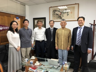 台湾科技大学工学院長J.C Liu教授(右から2人目)と本学情報工学研究院長の梶原教授(右から3人目)