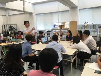 台湾科技大学学生による3Dプリンターの使用説明