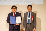 最優秀賞受賞者の和田一輝さん(左)と田中啓文センター長(右)