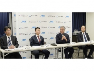 三者共同の完成記者発表会の様子