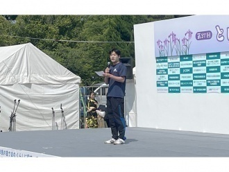 水泳部によるクラウドファンディングを呼びかける様子