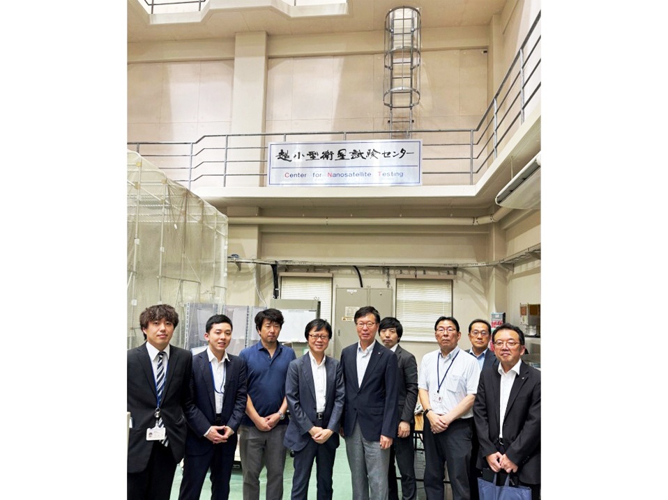 超小型衛星試験センターでの集合写真