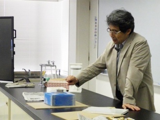 マイスナー効果で磁石が浮上する実験の様子