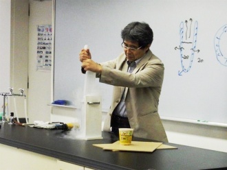 気体を冷却する実験をする木内准教授