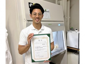 ベストプレゼンテーション賞を受賞した梅野さん