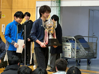 優勝カップ授与