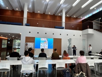 交通ルールについて熱心に話を聞く留学生