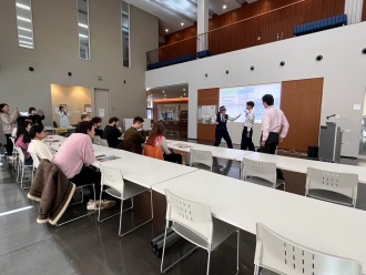 警察署職員による護身術の実演