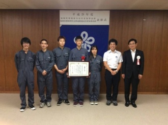 左からe-carメンバーとパナート准教授、江口副県知事