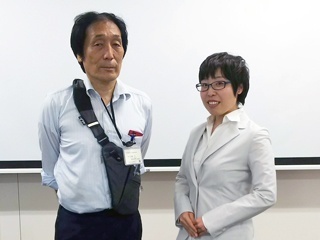 大会委員長(岩橋 均教授:左)と受賞者(飯田 緑博士:右)