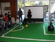 Hibikino-Musashiによるサッカーロボット体験