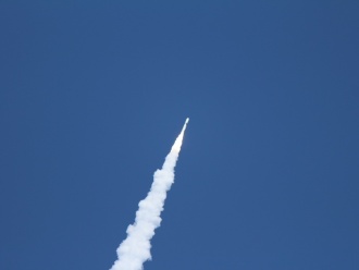 大空で弧を描くH2Aロケット