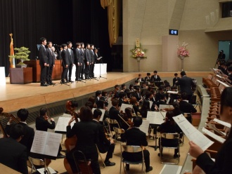 交響楽団およびメンネルコールによる祝賀演奏