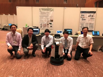 受賞チーム:発表者とHSRロボット集合写真