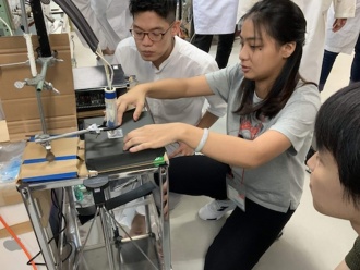 台湾科技大学学生によるプラズマジェットの実験