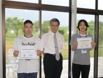 受賞された與那さん(左)、平田教授(中央)、吉原さん(右)