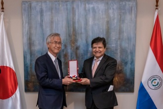 国家功労勲章の授与(右:アセベド・パラグアイ共和国外務大臣)