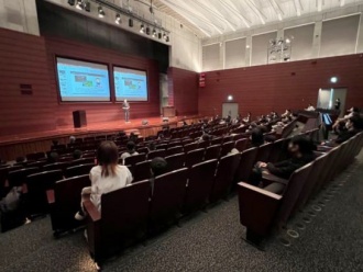 3)	学研都市イベントホールで講演の様子