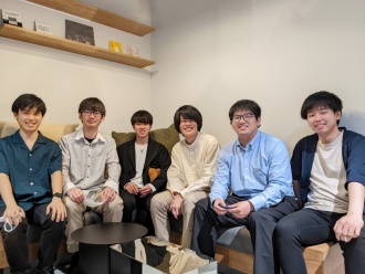 中央4名、左から高野さん、橋口さん、村田さん、西野さん