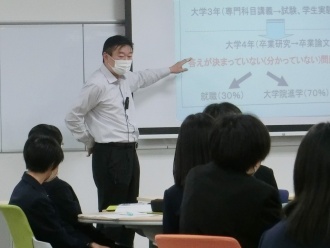 中尾教授による模擬授業の様子(下関西高校)