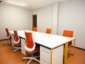 シェアオフィス内観(3部屋ごとに異なるデスクや椅子を配置しています)