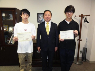左右:認定証を授与された学生、中央:芹川工学研究院長