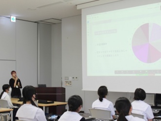 筑紫女学園高等学校を卒業した情報工学部の学生の講演の様子
