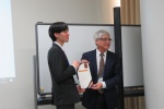 座長との記念撮影:受賞者の古谷優樹さん(左)