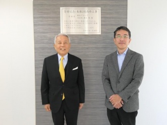 左から、麻生グループ 麻生泰会長と大学院情報工学研究院 坂本比呂志研究院長