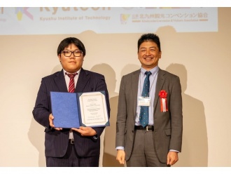 最優秀賞受賞者の和田一輝さん(左)と田中啓文センター長(右)