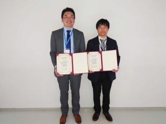左から、受賞した宇佐美雄生助教と田中啓文教授