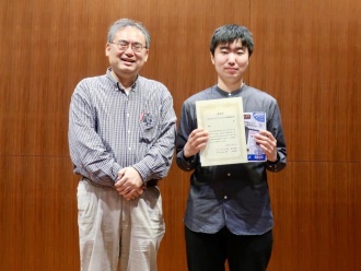 (左)北海道大学の堀山貴史教授、(右)塩田拓海さん
