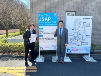 左から、受賞した君塚紘喜さんと指導教員の田中啓文教授