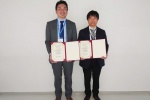 左から、受賞した宇佐美雄生助教と田中啓文教授