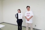 左から、受賞した永田さんと実行委員長の尾知さん