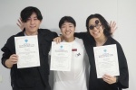 賞状と受賞者（左から、坂田桧さん、林田幸久さん、竹森健太さん）