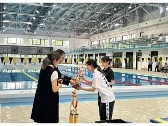 表彰式の様子(女子の部1位)