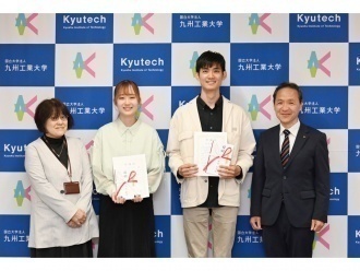 九工大での贈呈式の様子(中央右から)松本さん、川添さん　　(業務の都合により徳田さんは別日贈呈)