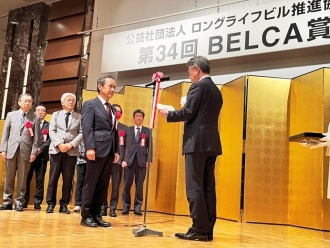 表彰式の様子(三谷学長)