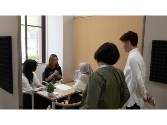 実際にセッションを行っている様子(手前が九工大生)