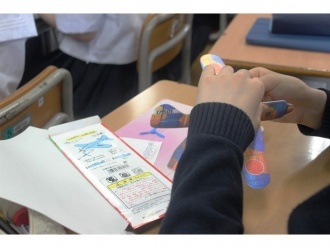 一生懸命飛行機を組み立てる生徒さんの様子