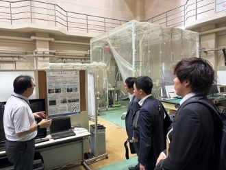 超小型衛星試験センターでの視察の様子