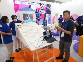 体験ゲームと共同研究者の伊藤氏