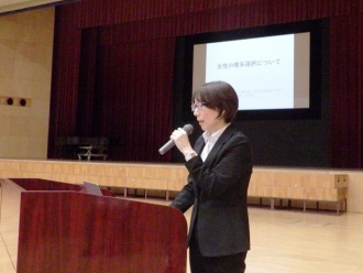 女性の理系選択について話をする松岡准教授