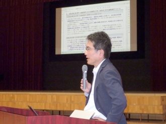 開会の挨拶をする坂本研究院長