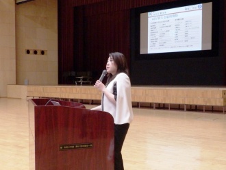 これからの社会変化と女性の活躍について話をする新海准教授