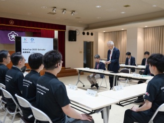片山副市長による武内市長からの祝辞代読の様子