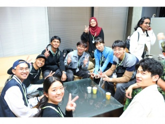 ハロウィンイベントを楽しんでいる学生達